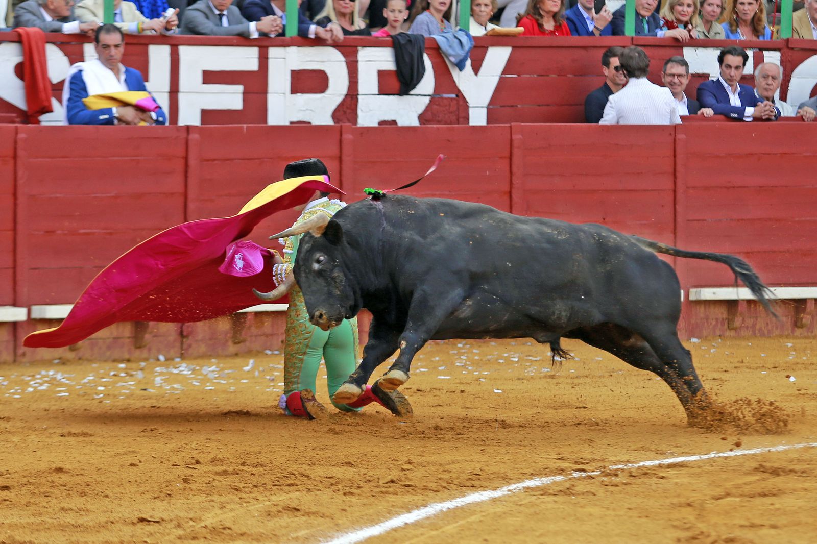 Imágenes de la faena de "El Fandi", Manzanares y Roca Rey en el coso jerezano