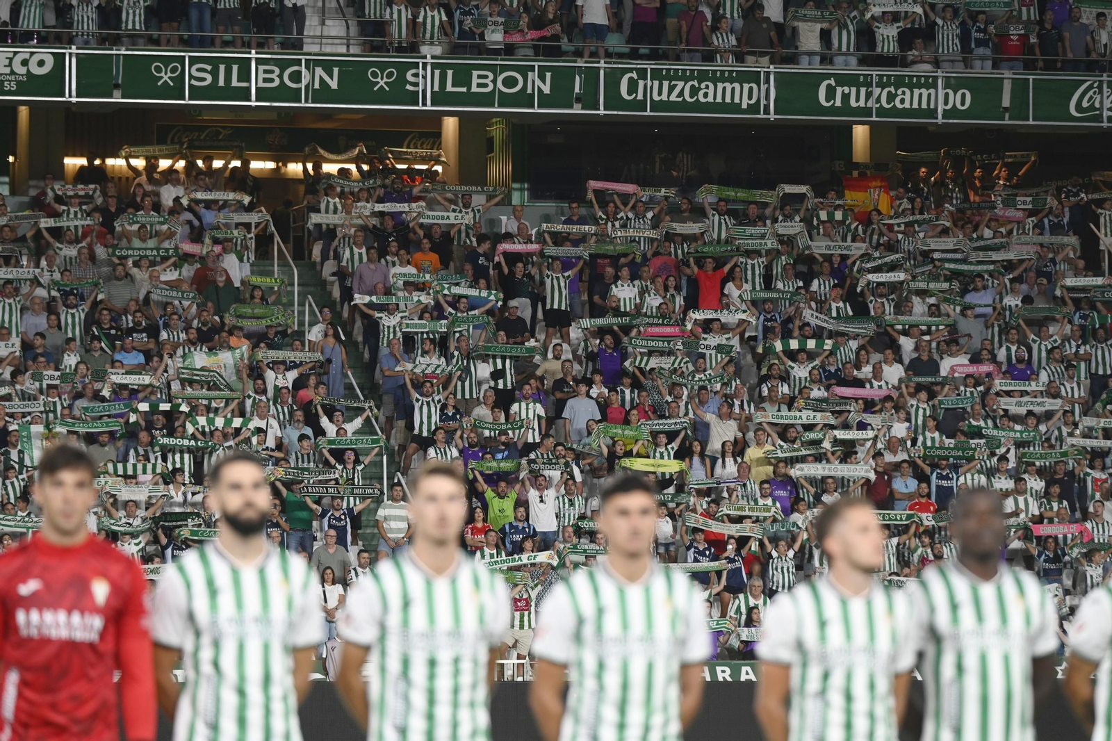 Aficionados del Córdoba CF animan antes del inicio del partido.
