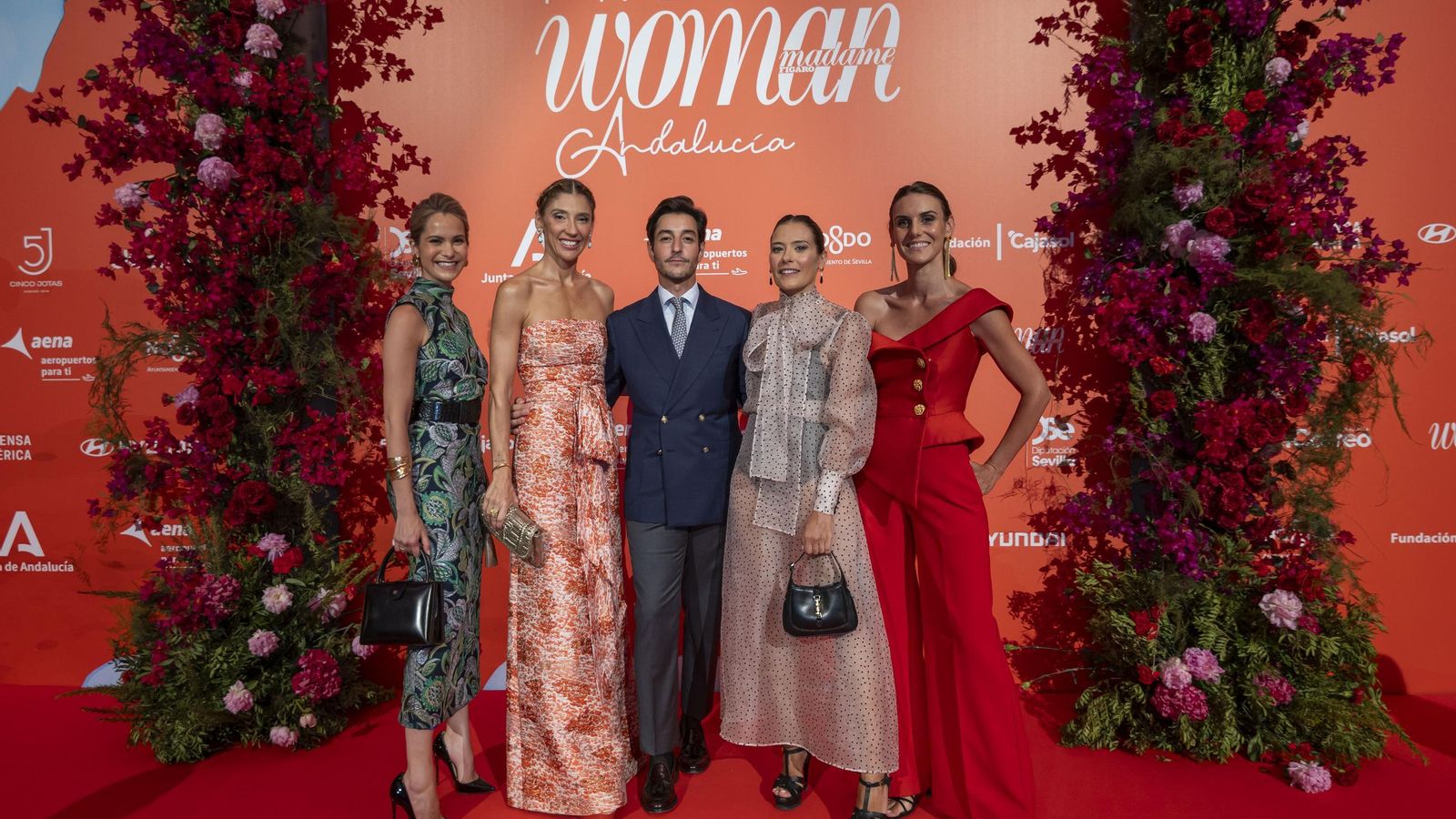 Nicolás Montenegro con Sofía Solano, Lu D'Angelo, Beatriz Ruiz y Alejandra Flores.