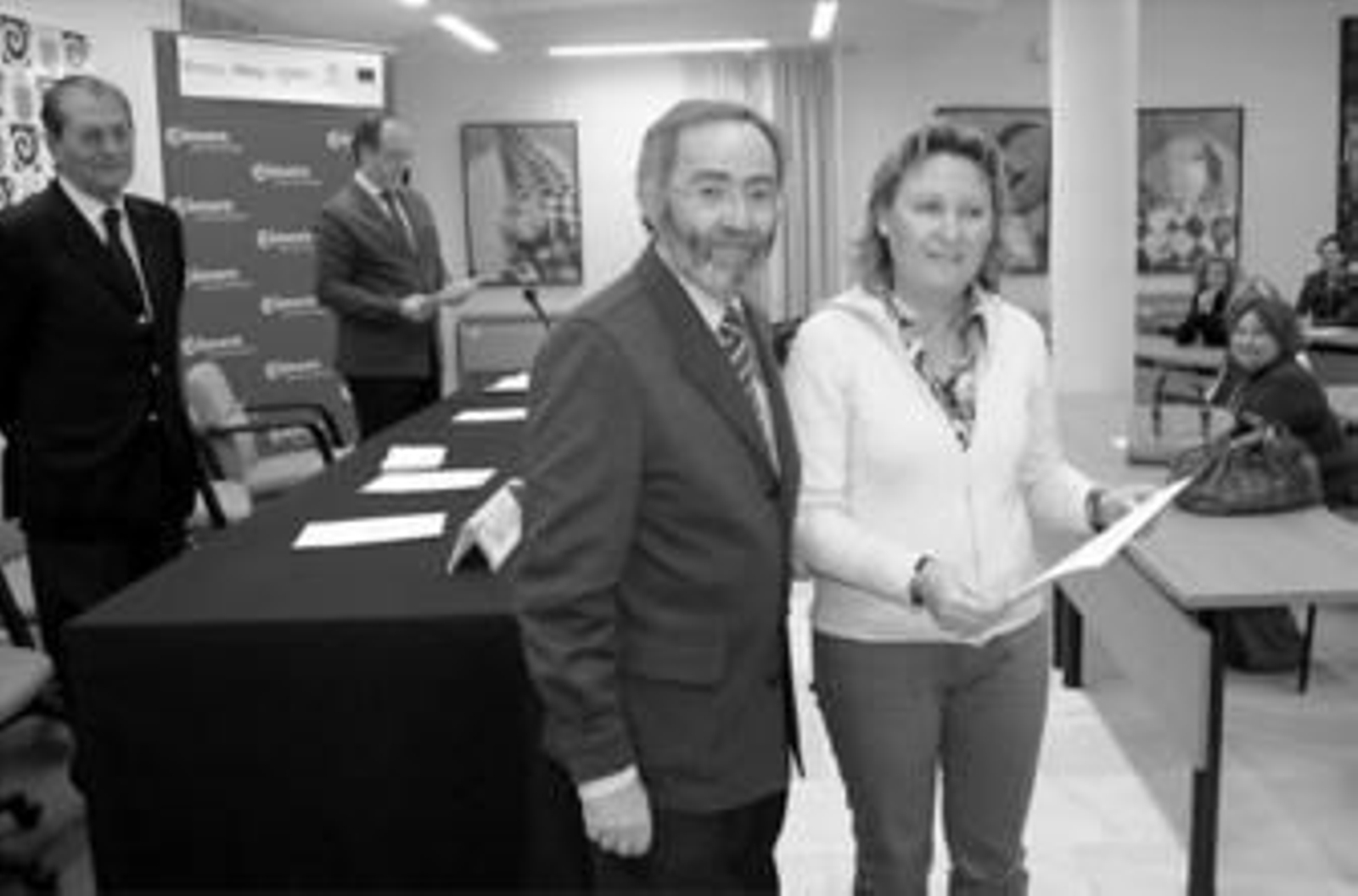 El delegado Francisco Lebrero saluda ayer a una de las emprendedoras.