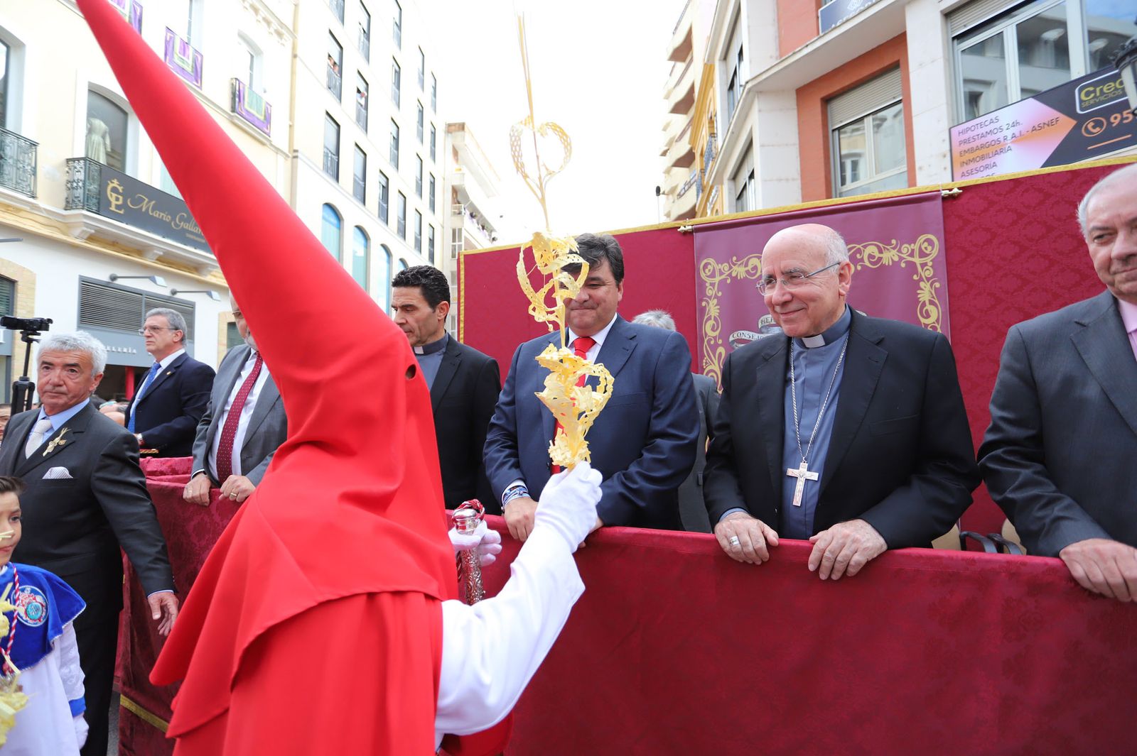 Imágenes del recorrido de la Borriquita  por las calles de Huelva