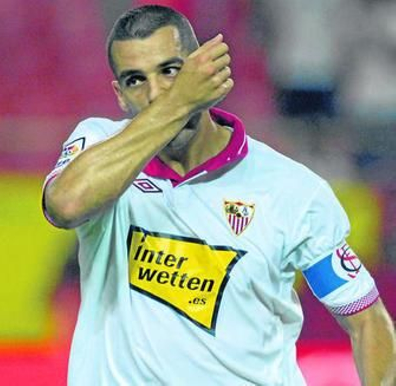 Negredo se besa la muñeca después de marcar de penalti su primer gol de la temporada.