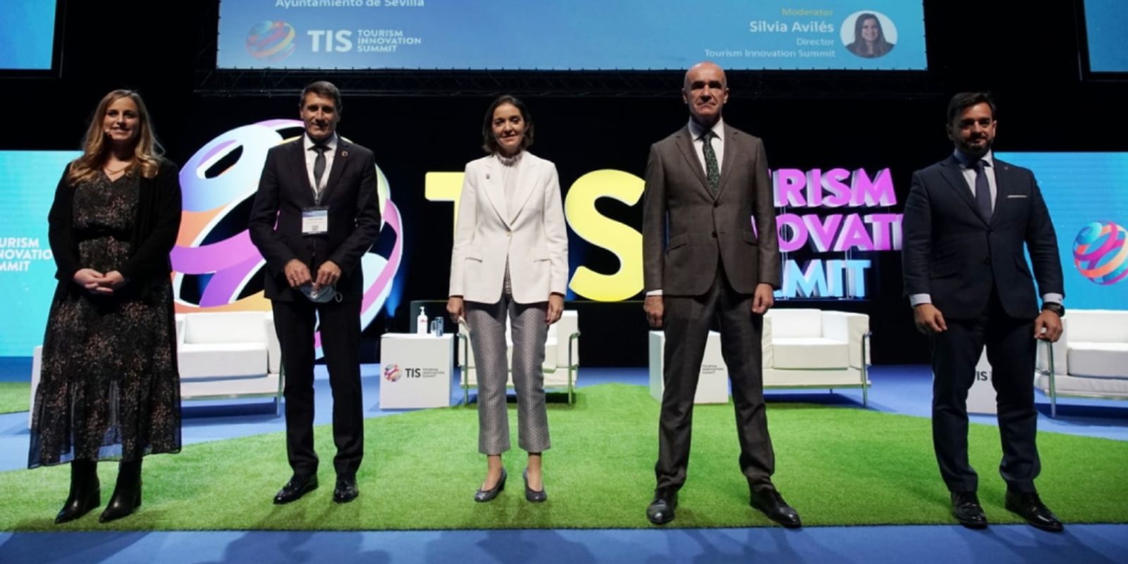 La ministra Reyes Maroto, el teniente de alcalde Antonio Muñoz y el viceconsejero de Turismo, Alejandro Cardenete, posan junto a los responsables del TIS en el acto de clausura.