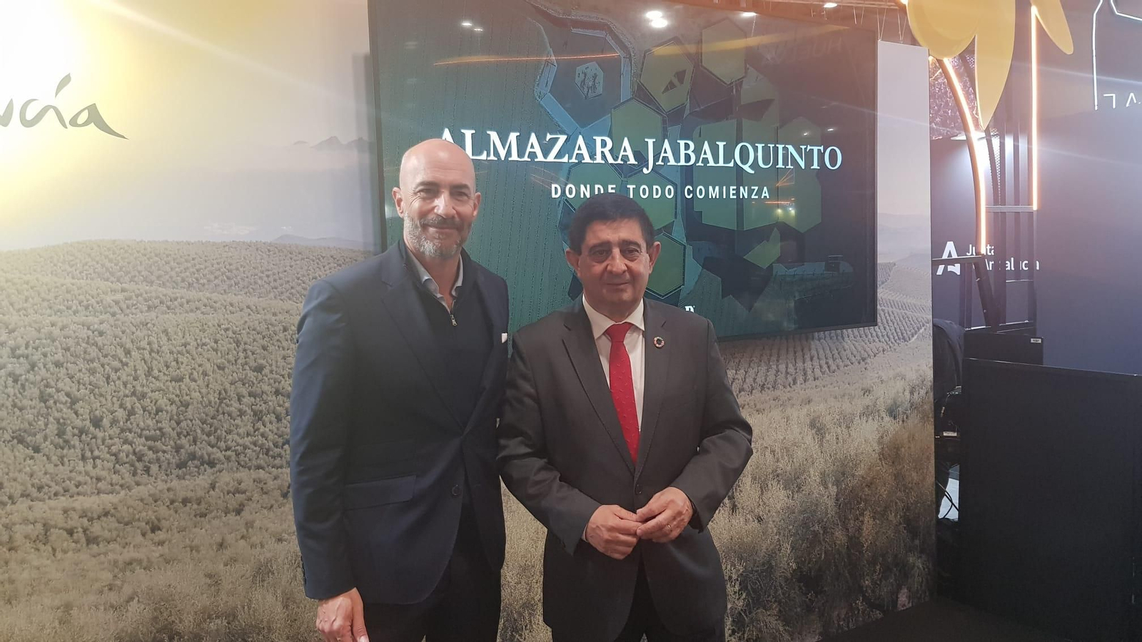 Paco Reyes, junto al responsable de la firma.
