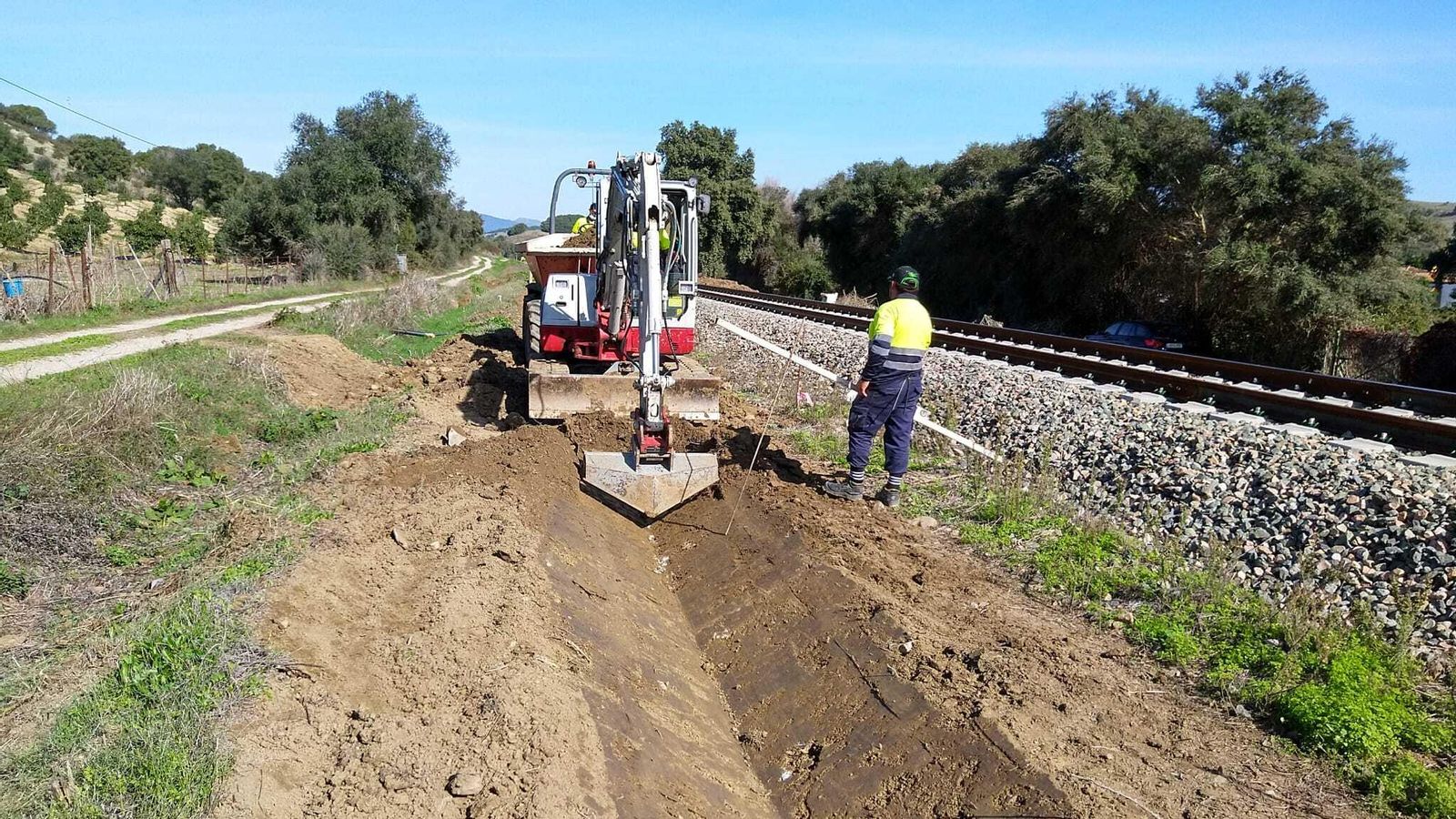Ejecución de cunetas en la vía de ferrocarril en el tramo San Pablo-Almoraima de la Algeciras-Bobadilla