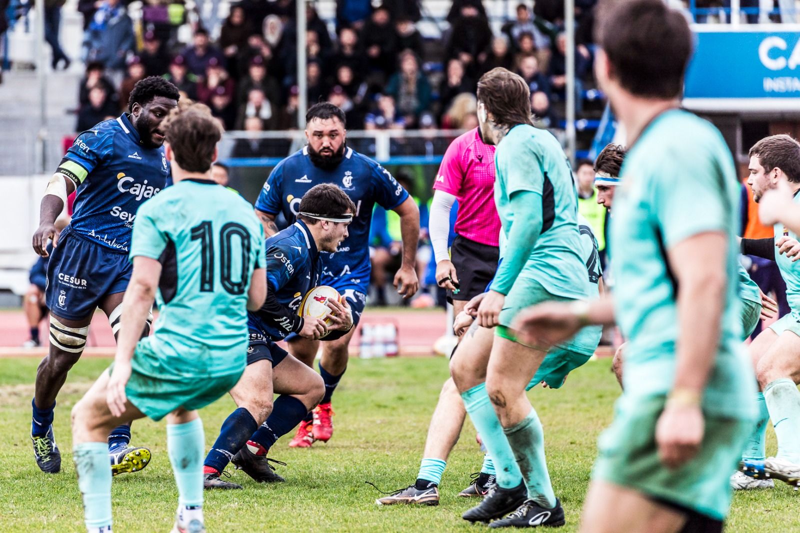 Marcelo Marina lleva el balón en la zona de la delantera científica en un partido en el Juan Arenas.