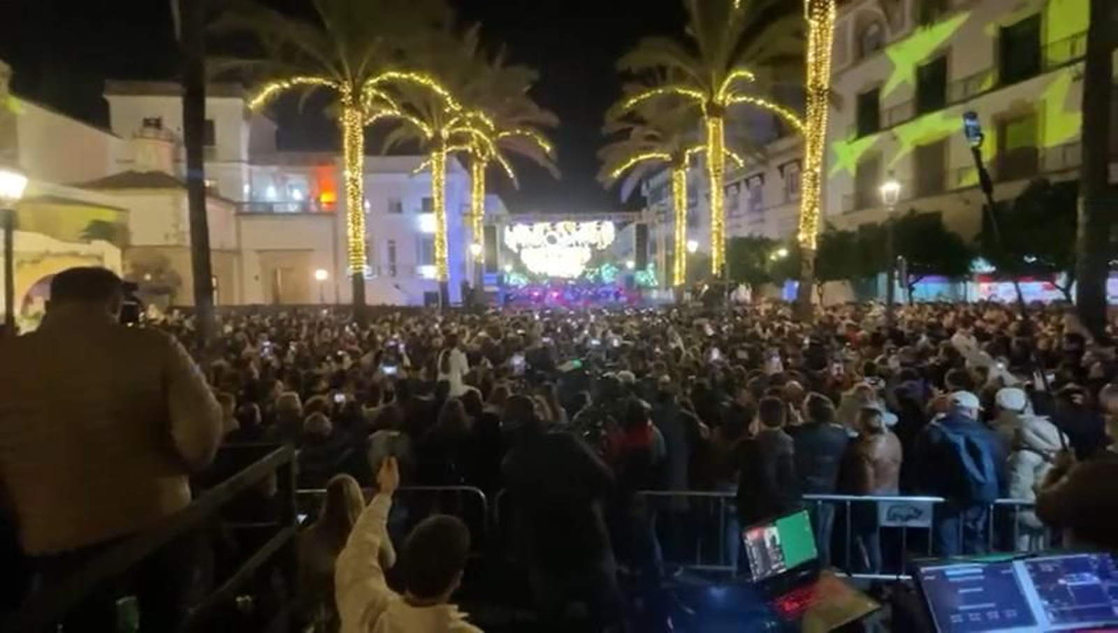 El grupo de Luis de Perikín canta 'Calles de San Francisco' en el alumbrado de Navidad de Jerez