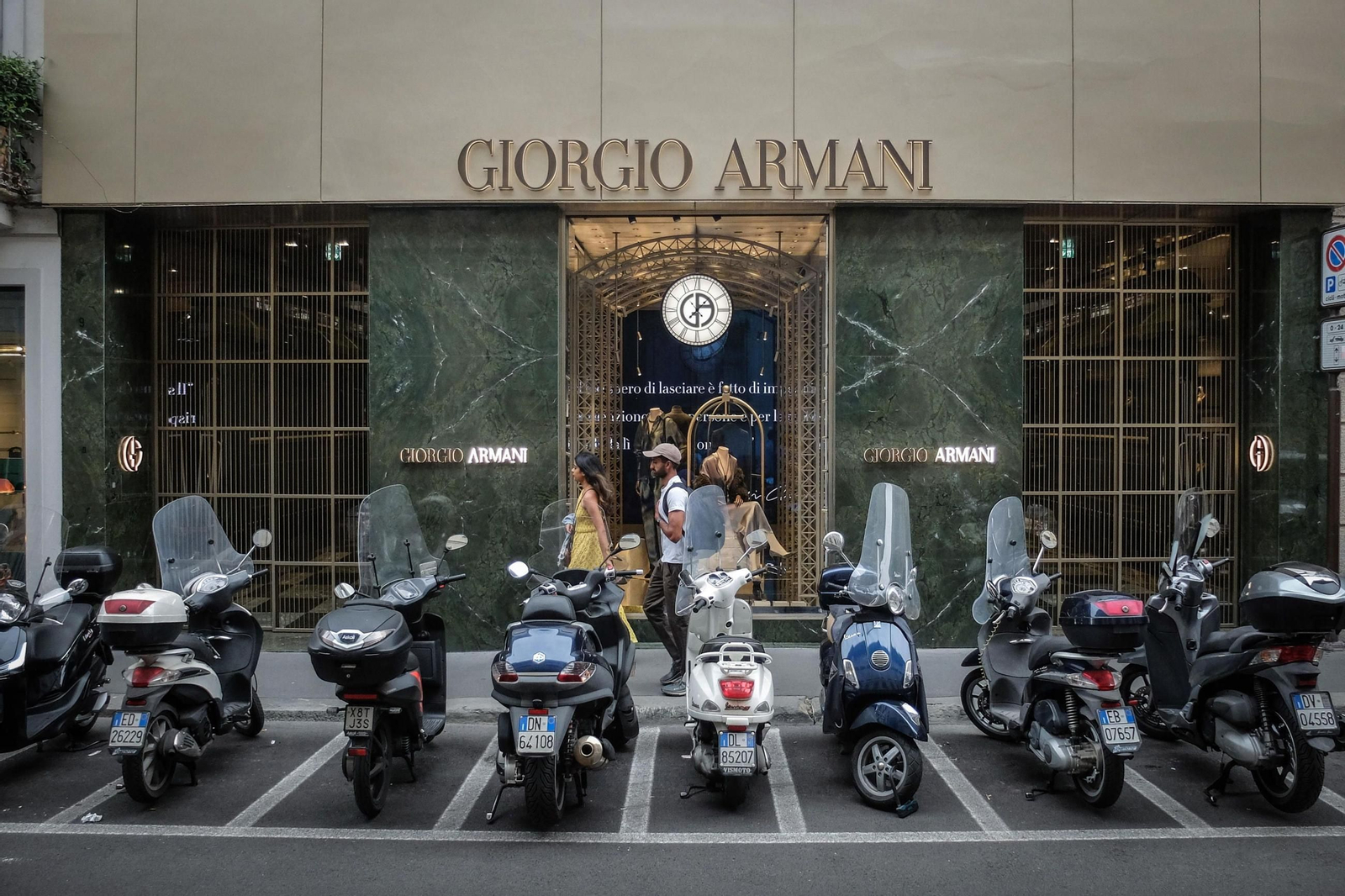 Exterior de una tienda de Giorgi Armani en Milán.