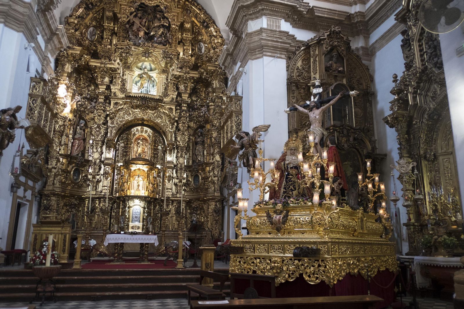 El paso con los titulares de Expiración, dispuesto en la iglesia de San Lorenzo