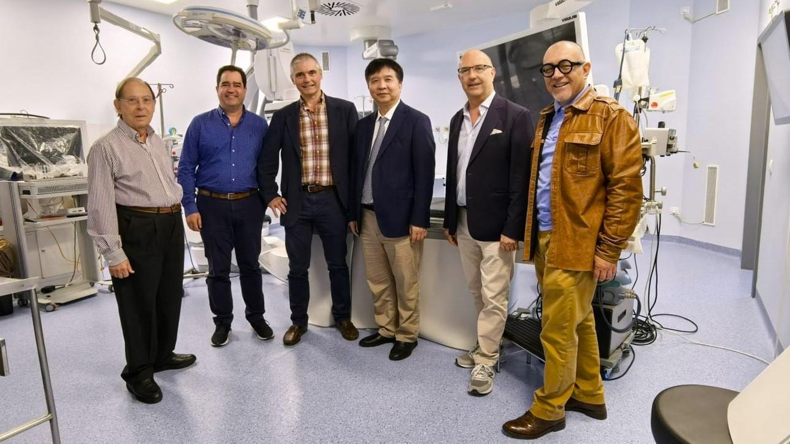 Los doctores Rafael Barba, Pablo Moriña, Weijian Huang y Francesco Zanon en el hospital.