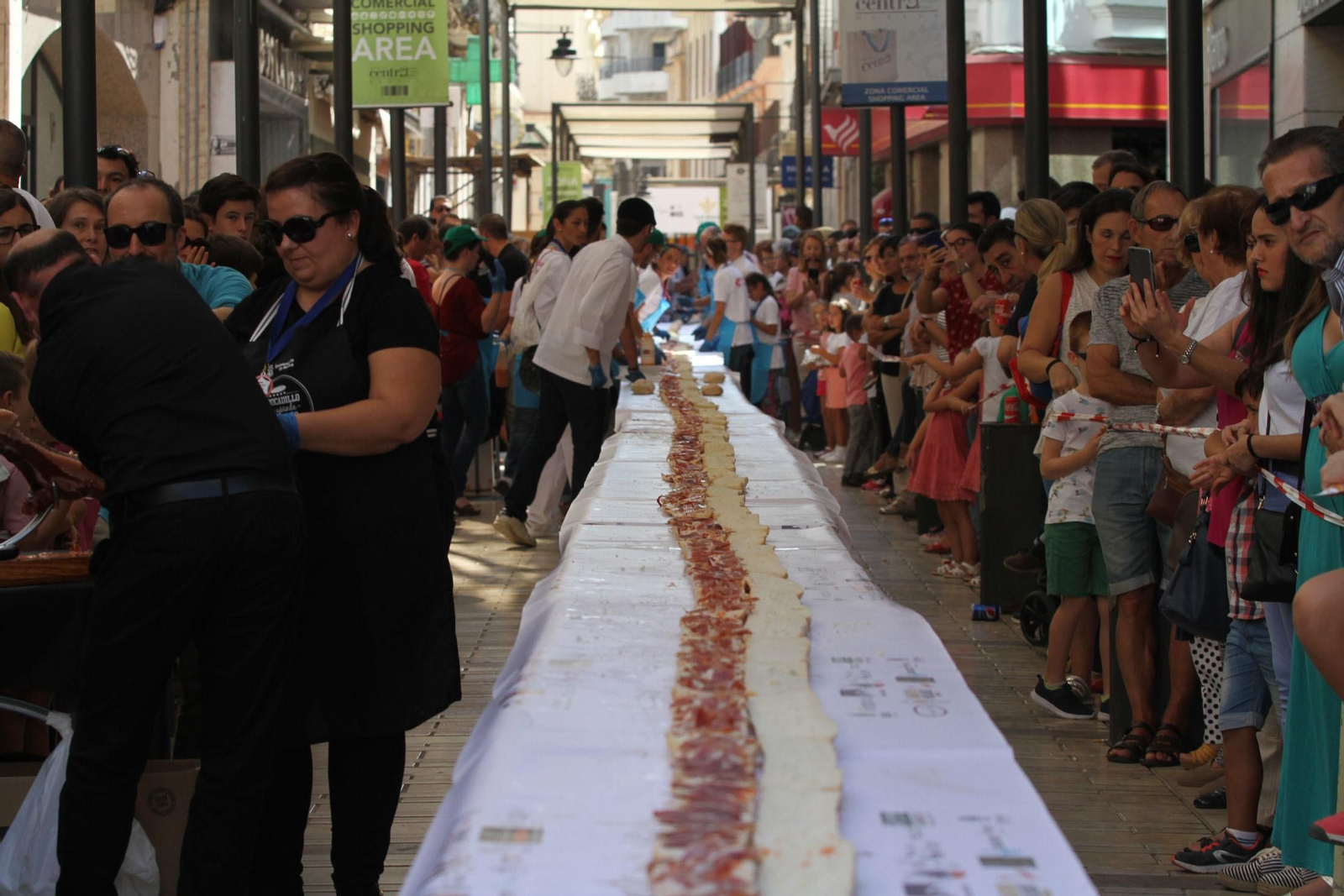 Record Guinnes del bocadillo de jamón mas grande del mundo, en Huelva