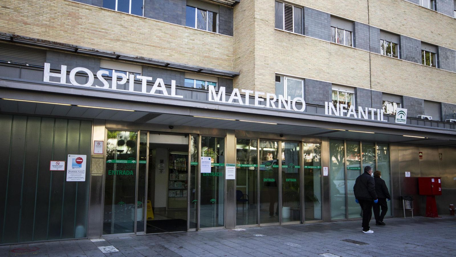 El hospital donde trabaja la sanitaria granadina, fotografiado ayer.