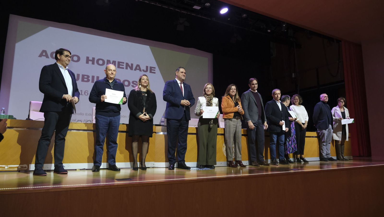Los maestros docentes jubilados reciben su homenaje en la paraninfo de la UAL