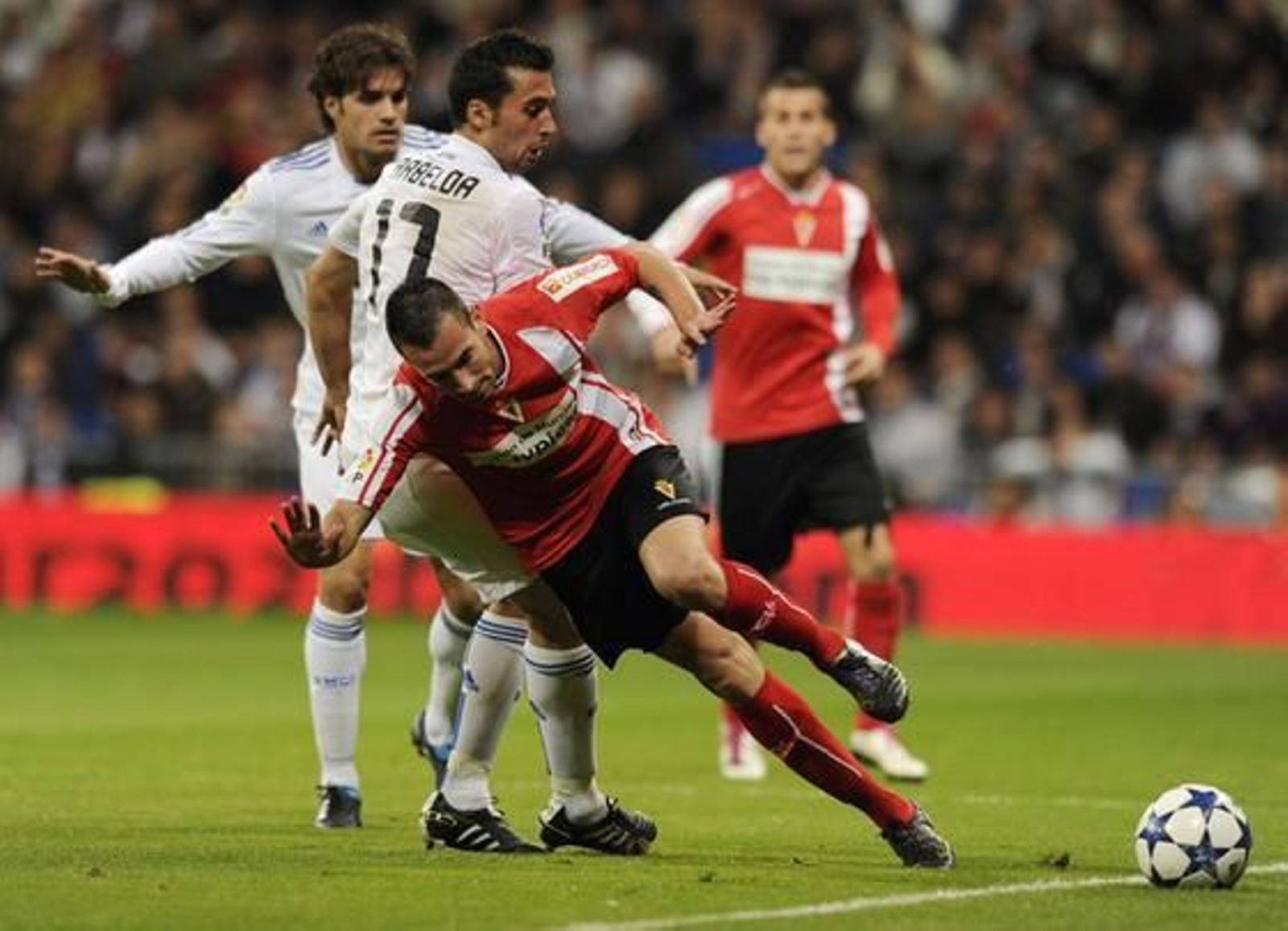 El Madrid goleó a un Murcia muy combativo.

Foto: AFP