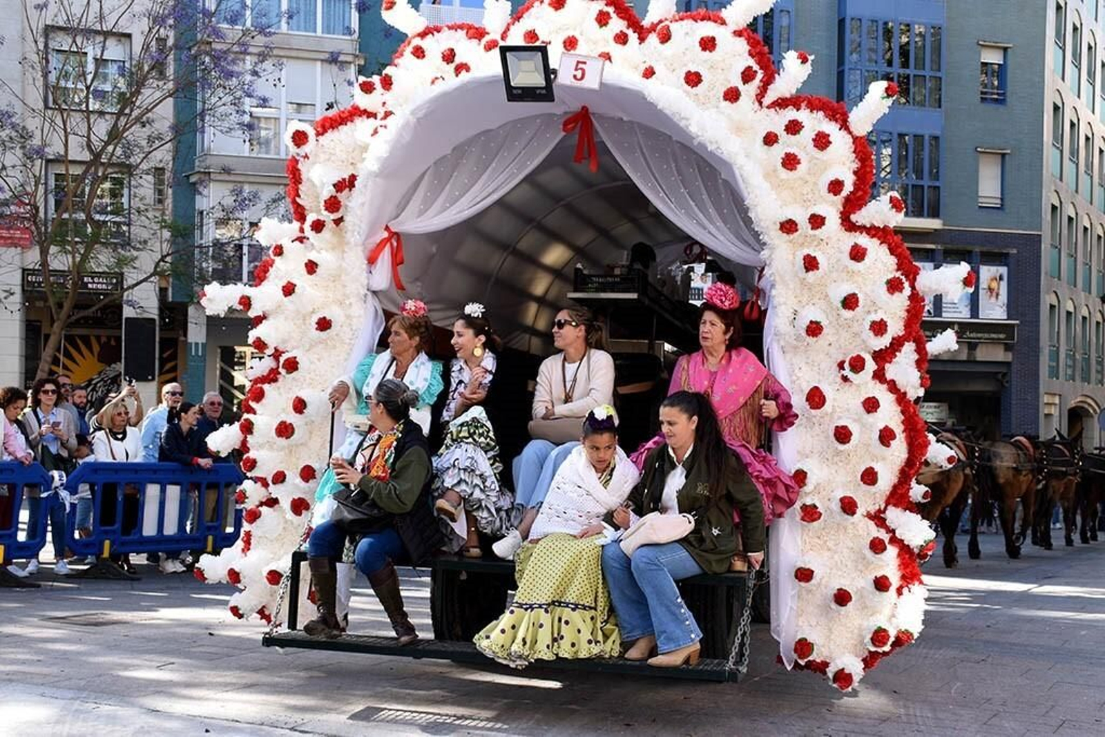 Imágenes de los peregrinos de la Hermandad de Emigrantes en su salida por las calles de Huelva