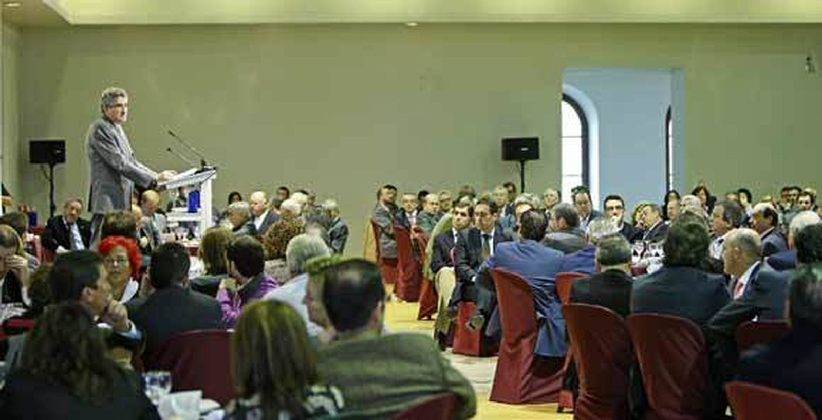 Luis Pizarro se dirige a los asistentes al Foro Joly en uno de los salones del Palacio de Congresos y Exposiciones de Cádiz.  Foto: Julio Gonzalez/Joaquin Pino/Lourdes de Vicente