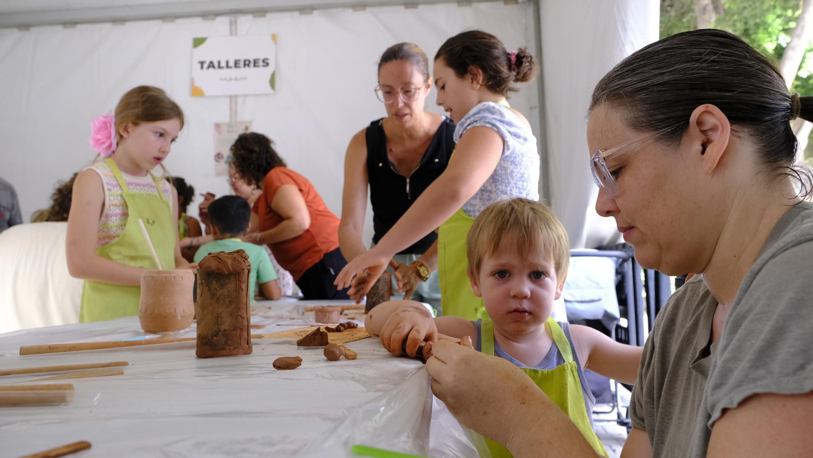 Las imágenes de los talleres familiares de cerámica en la Feria de Almería 2025