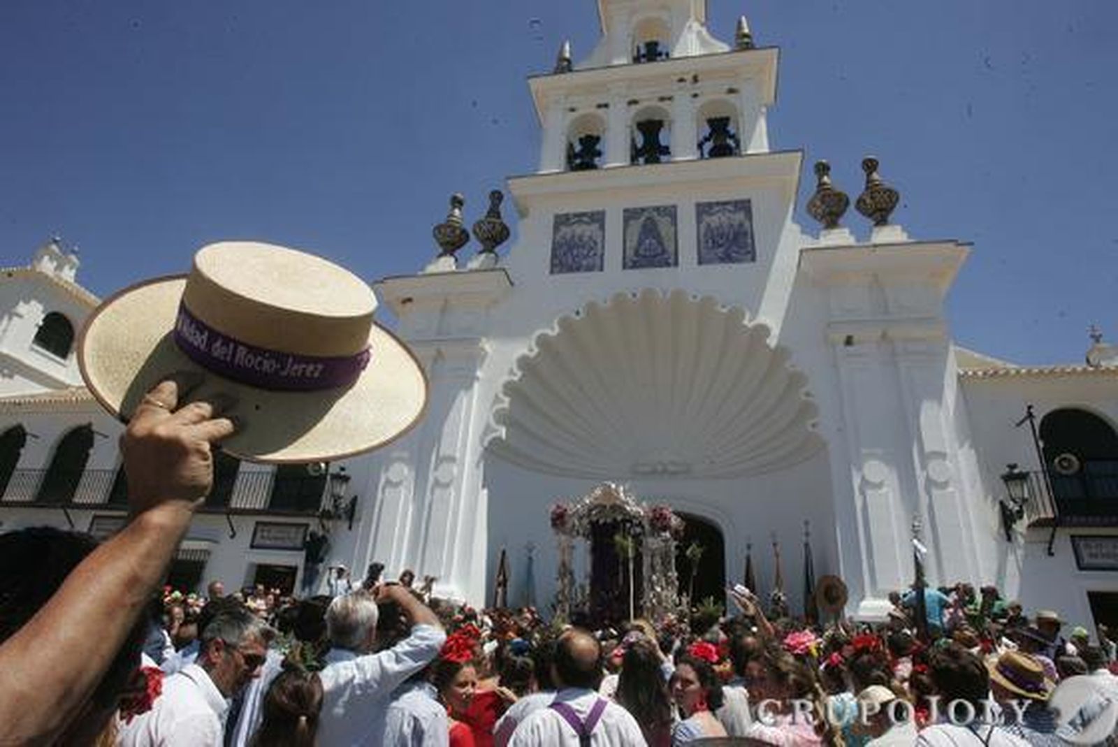 La hermandad ante la capilla de la Virgen

Foto: Pascual