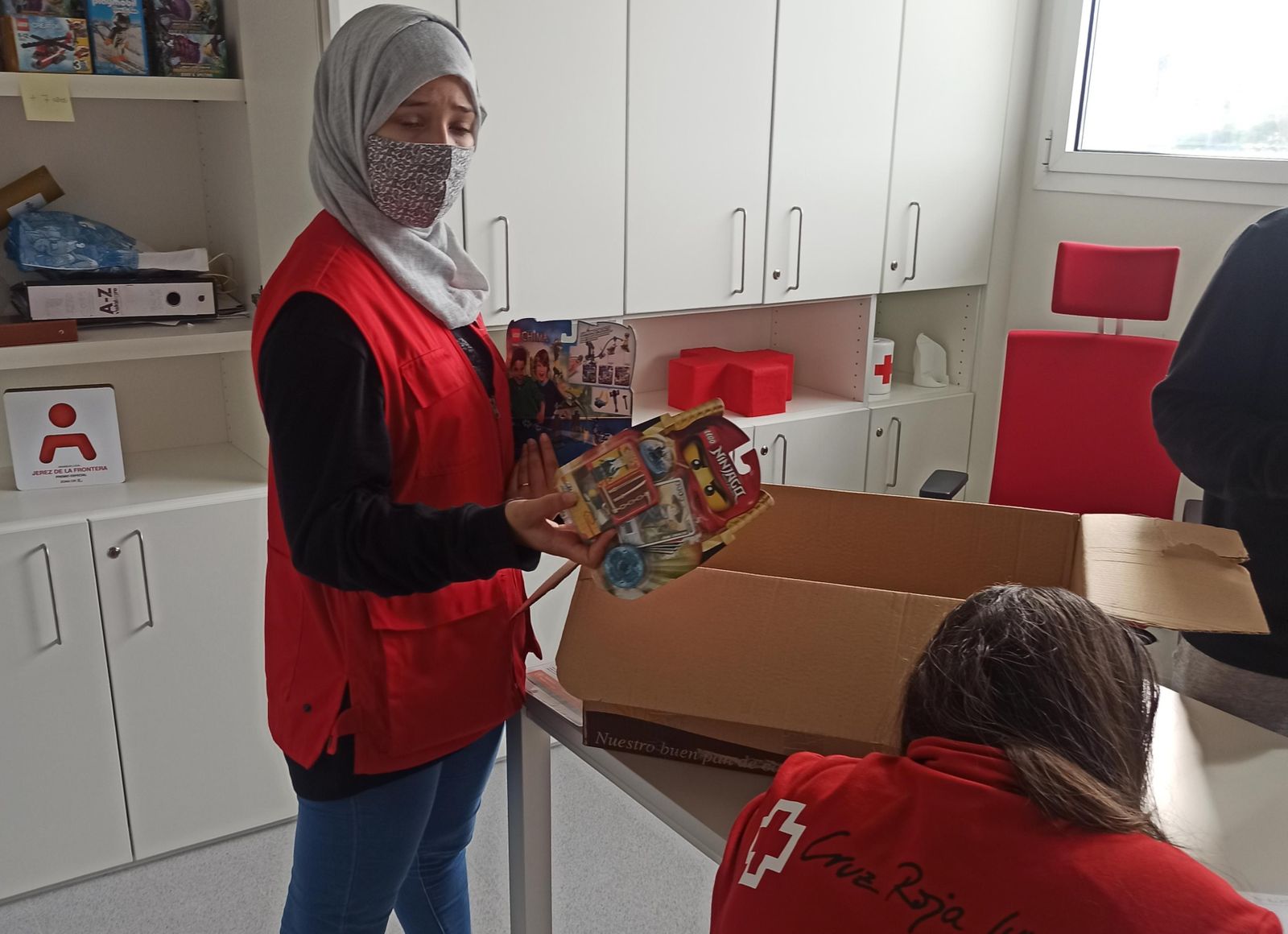 Tareas de Cruz Roja para el reparto de juguetes para estos Reyes Magos.