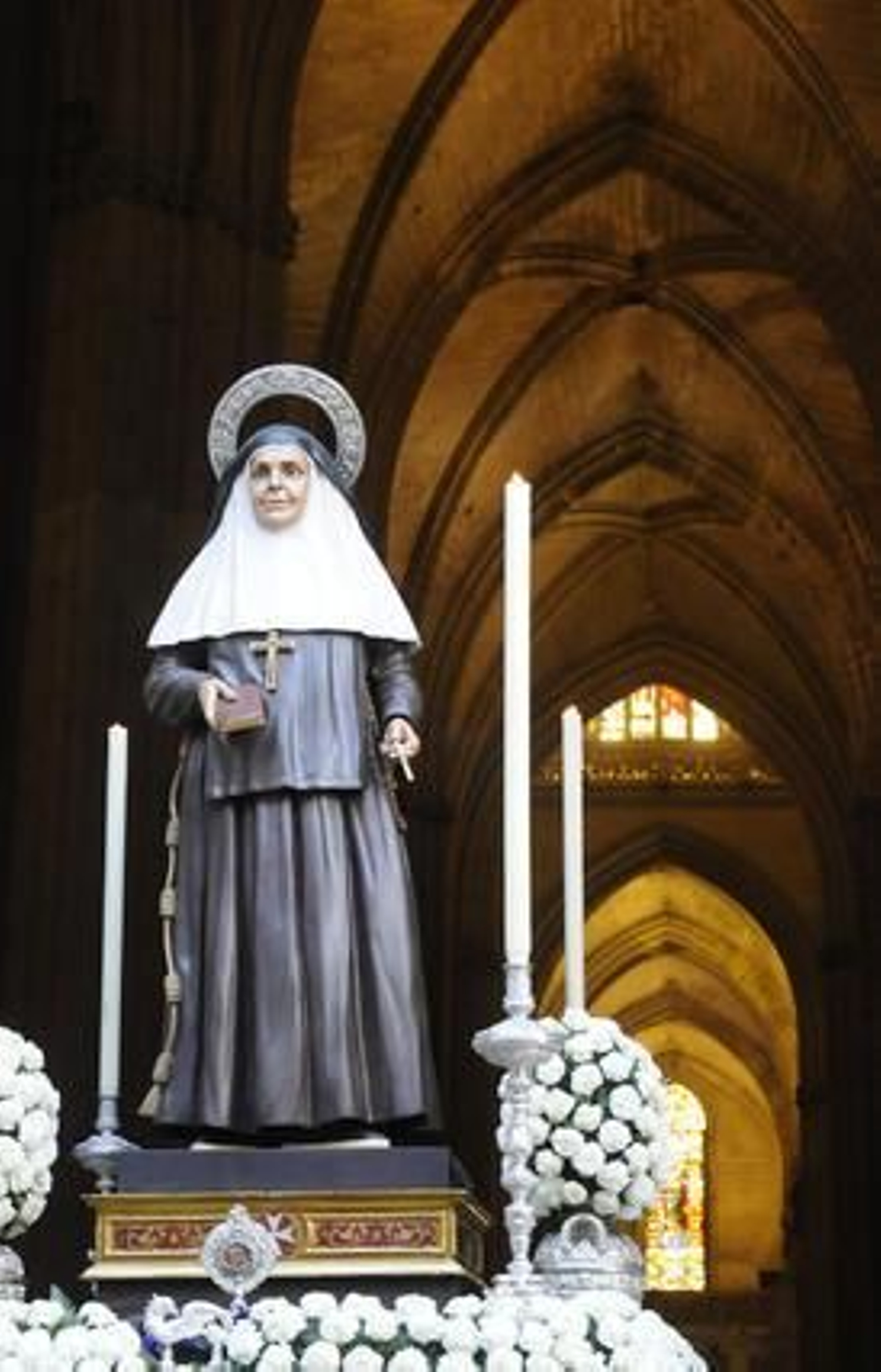 El paso de Santa Ángela estaba adornado con claveles blancos.

Foto: Juan Carlos Váquez