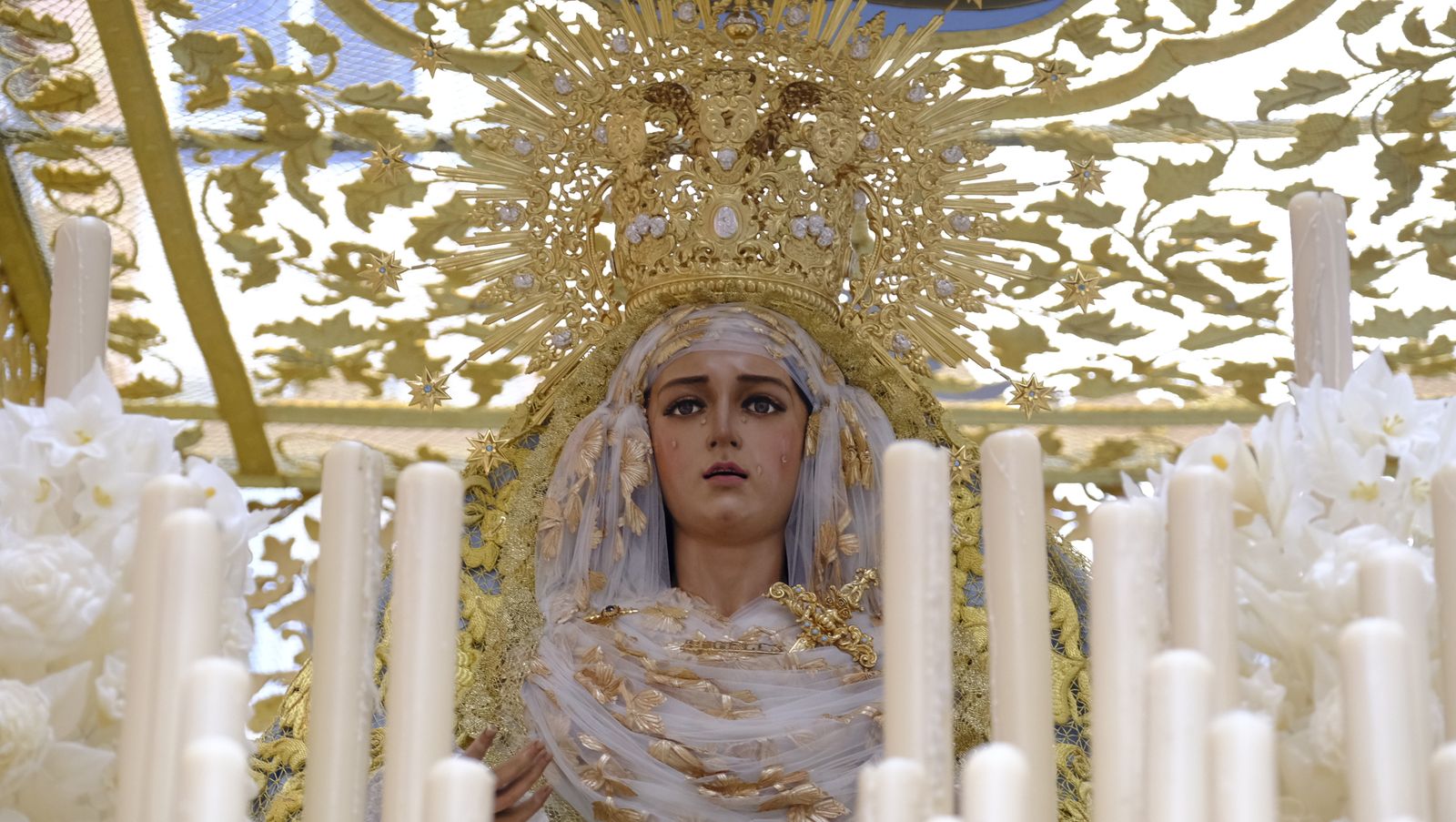 La Procesión de Los Ángeles de sobrepuso a la lluvia, en imágenes