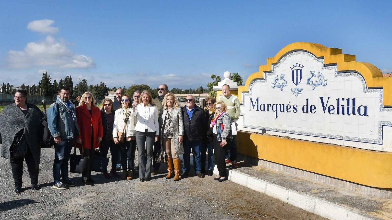 La alcaldesa de Marbella muestra las llaves de una de las fincas de Roca.
