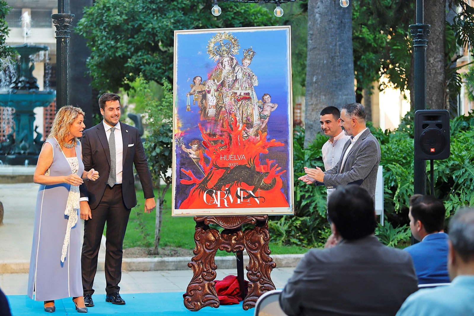 Momento en el que se descubre el cartel de la Virgen del Carmen 2023 de Huelva.
