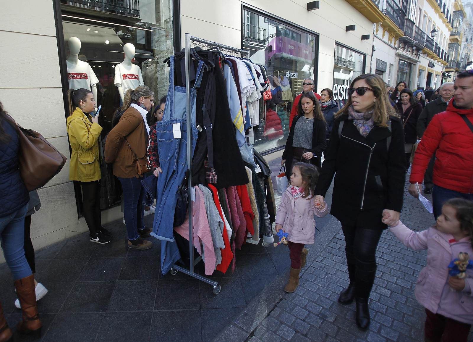 Las imágenes del primer día de rebajas de invierno en Sevilla