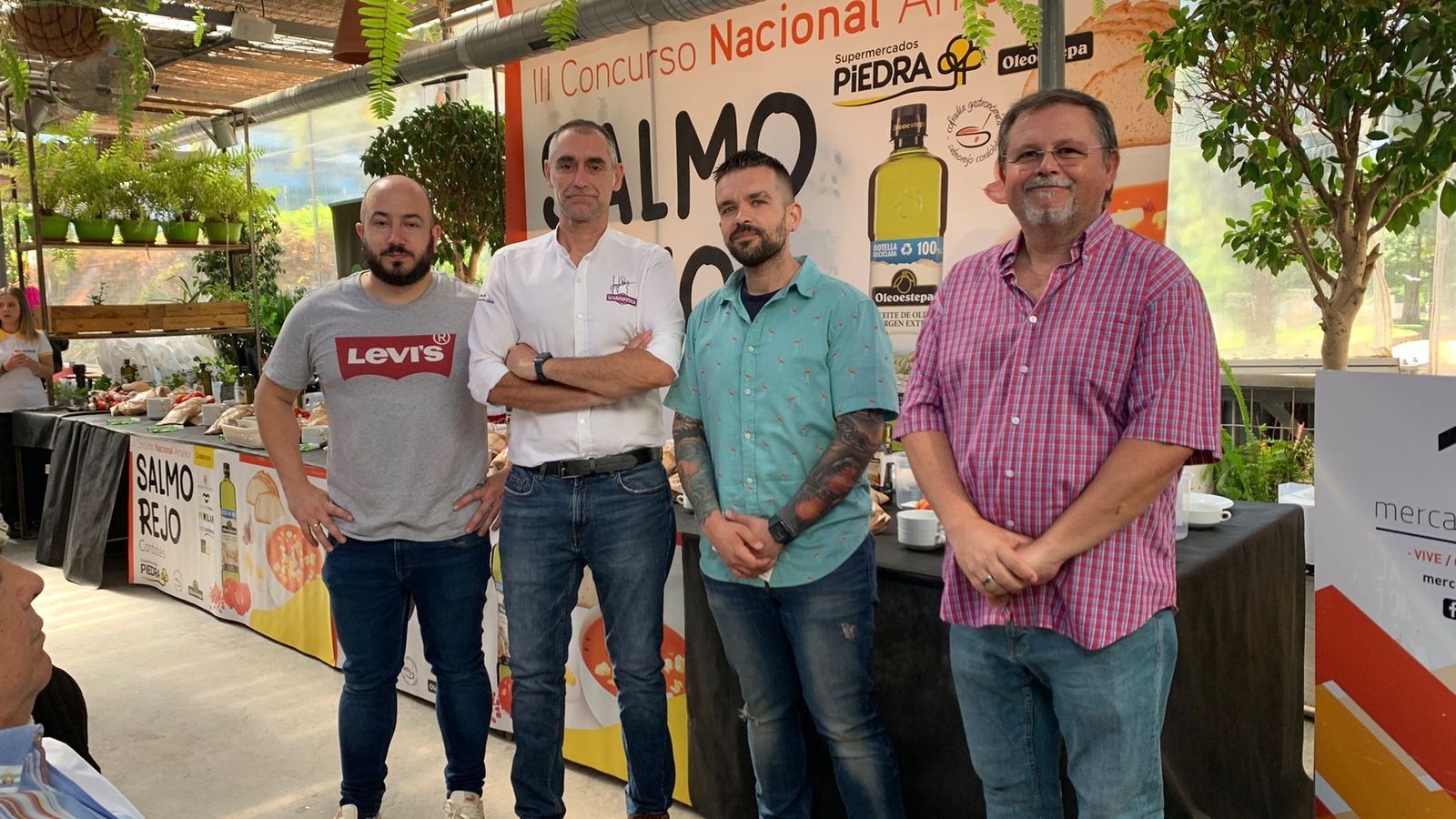 Los miembros del jurado posan antes de comenzar a catar los 30 salmorejos finalistas