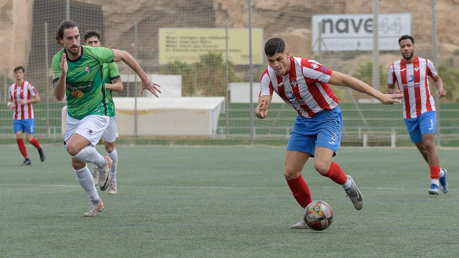 Félix se marcha en carrera de un rival durante una acción de la segunda parte.