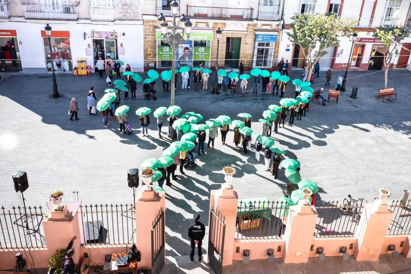 Lazo que simboliza la lucha contra el cáncer en la Plaza de Jesús Lazo que simboliza la lucha contra el cáncer en la Plaza de Jesús