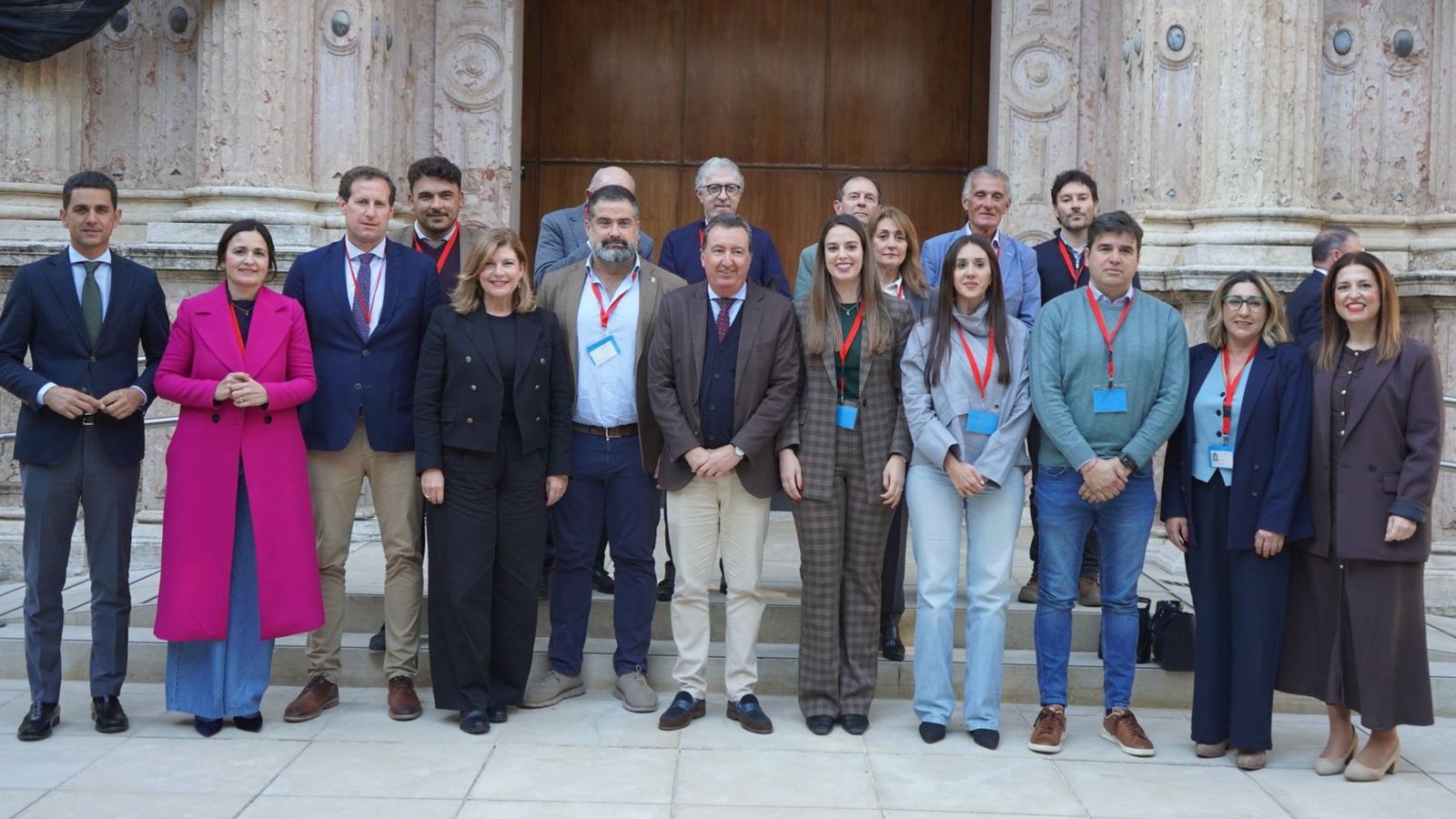 Cargos populares a las puertas del Parlamento de Andalucía.