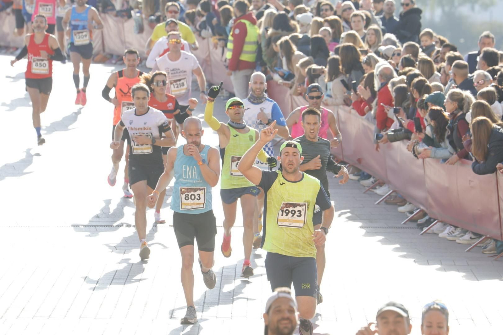 Media Maratón de Córdoba 2023: La gloria de cruzar la Puerta del Puente, en imágenes