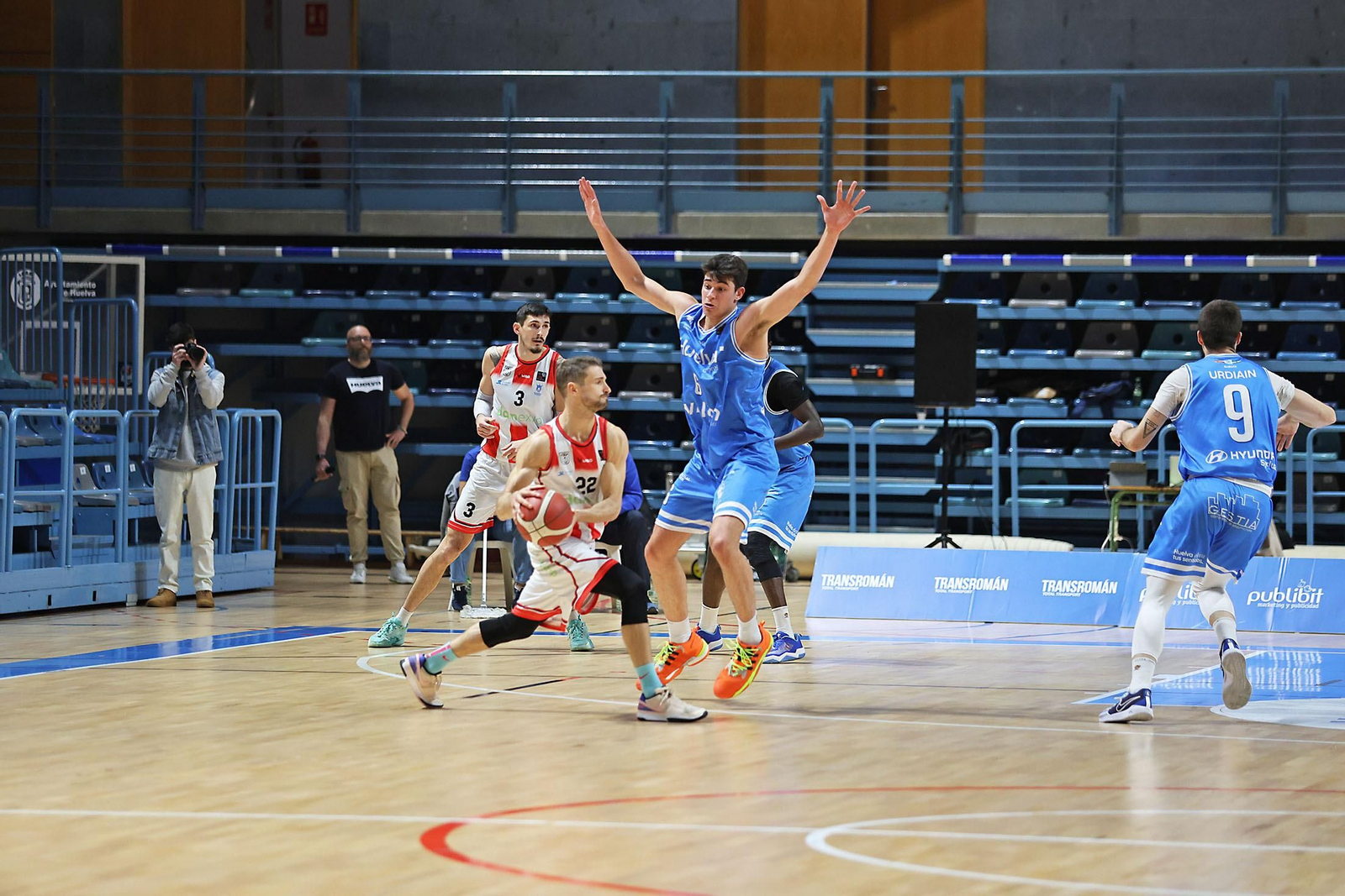 Imágenes del encuentro de baloncesto entre el Ciudad de Huelva y el Damex UDEA Algeciras