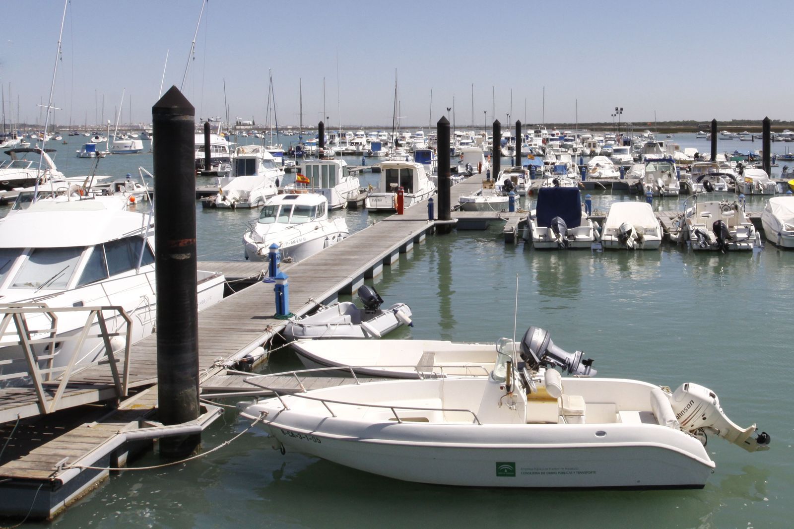 Pantalanes del puerto deportivo Sancti Petri.