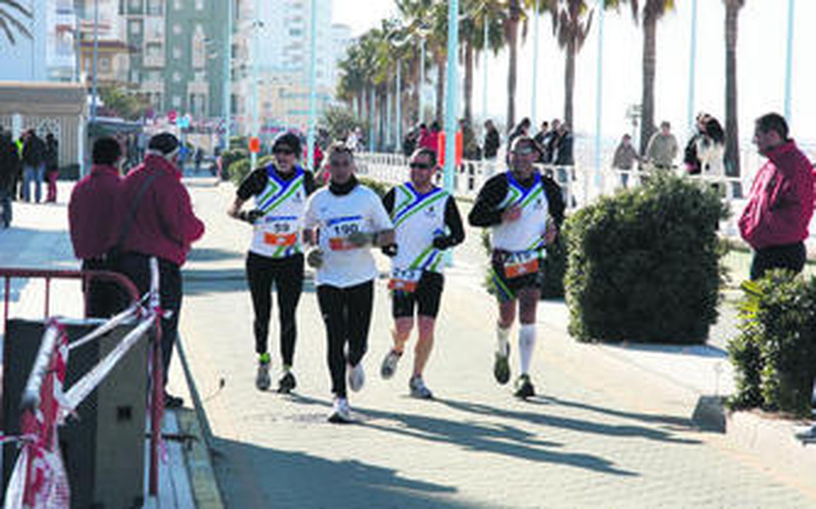 Corredores populares disputan la media maratón en el paseo marítimo de Valdelagrana, el domingo.