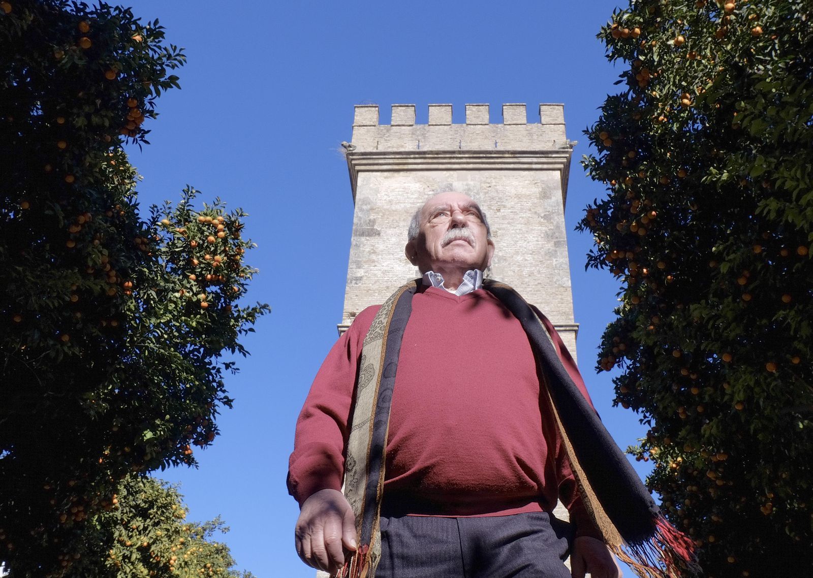 Antonio Zoido, junto a la Torre de Don Fadrique.