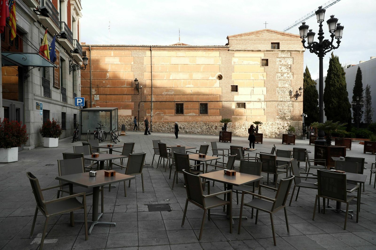 Una terraza vacía en la Plaza de San Martín, en Madrid.