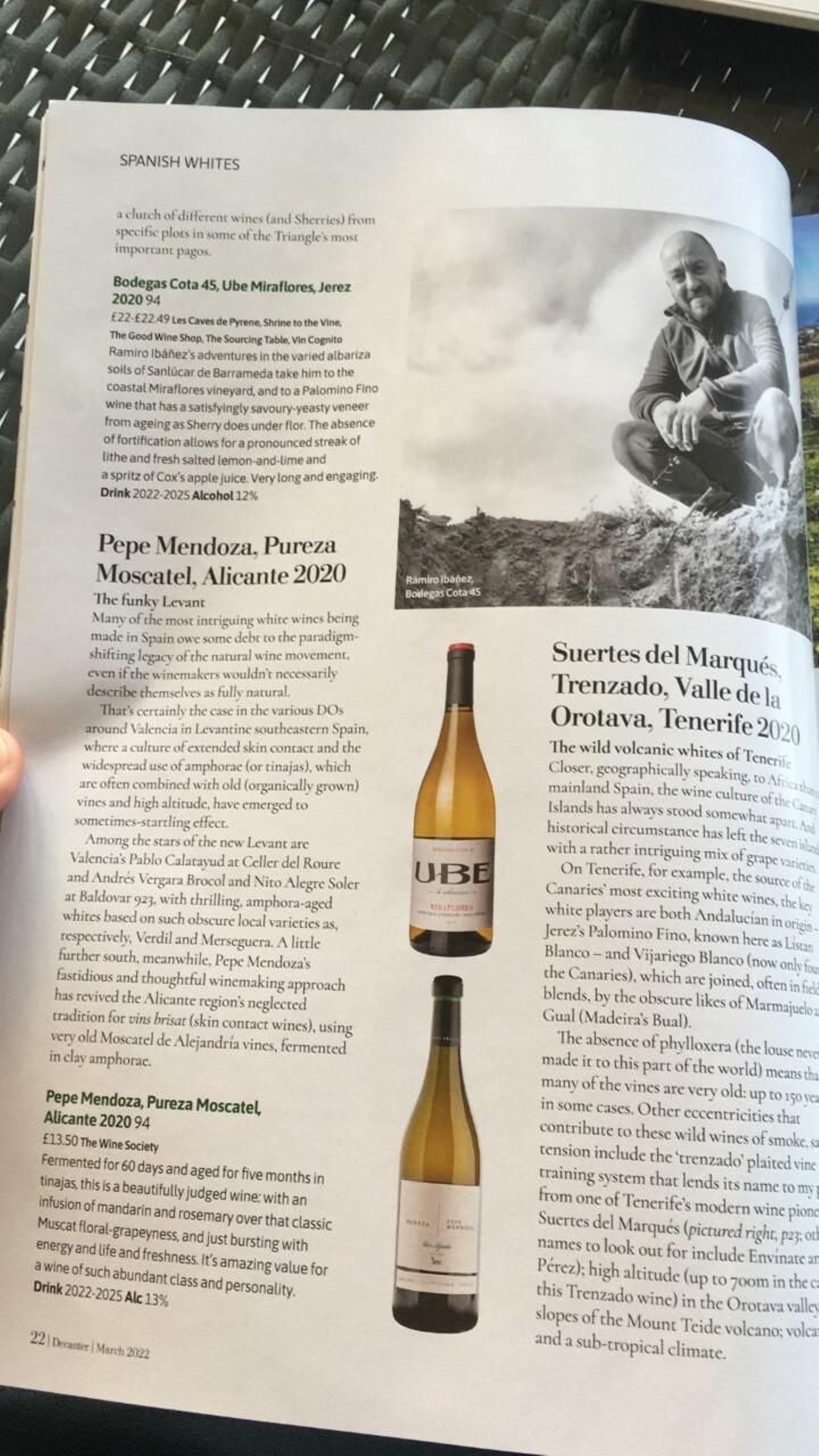 Ramiro Ibáñez, en la foto publicada por Decanter junto a su vino Ube de Miraflores 2020