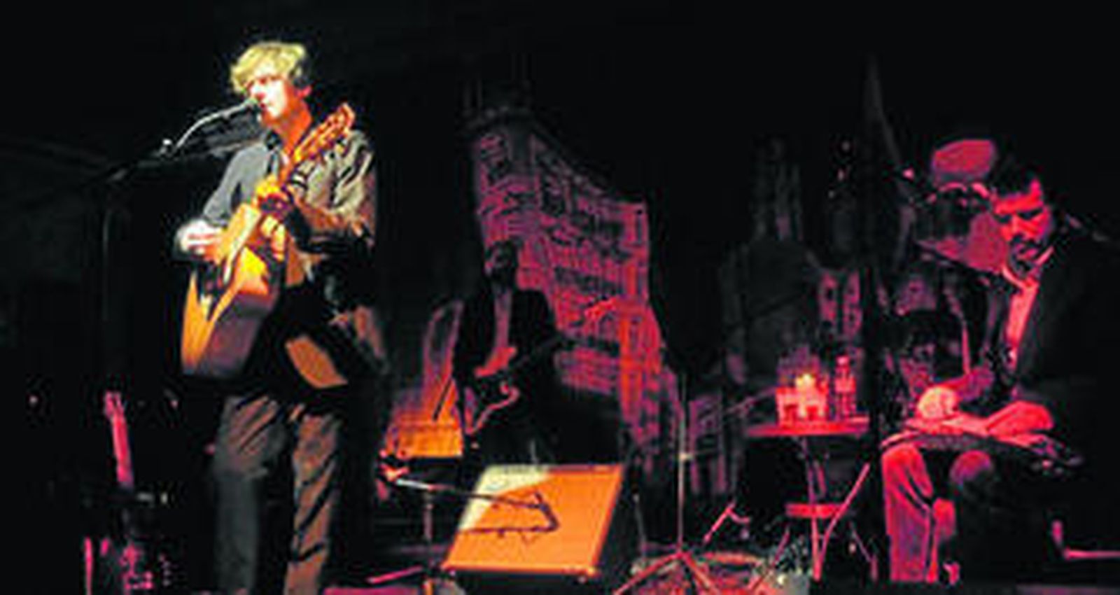 El cantante Nacho Vegas, durante su actuación en el Aulario La Bomba.