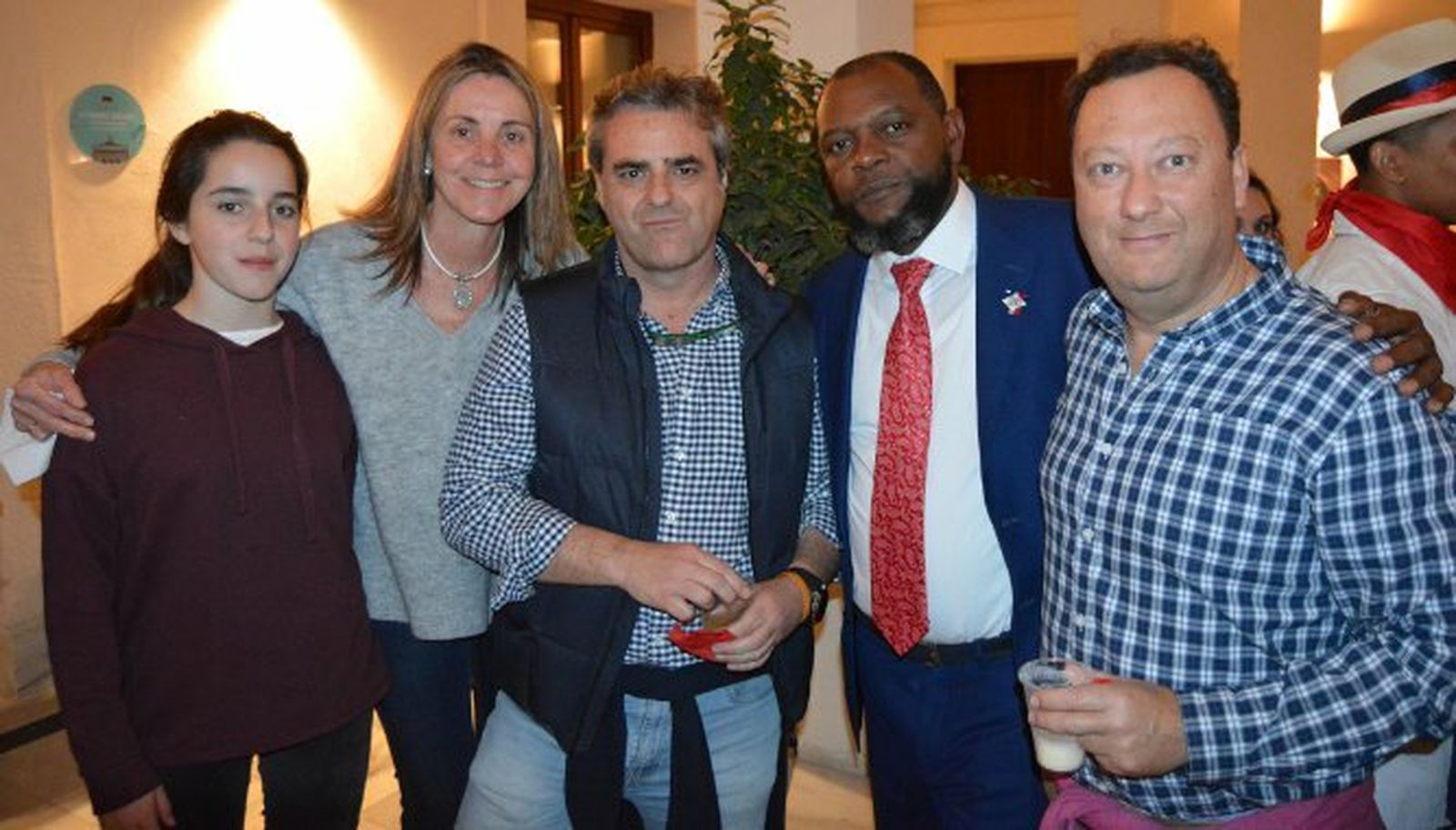 Victoria Lerma, Belén Crespo, Javier Lerma, Andrés Gerardo y José Carlos Cumbre, durante el cóctel.