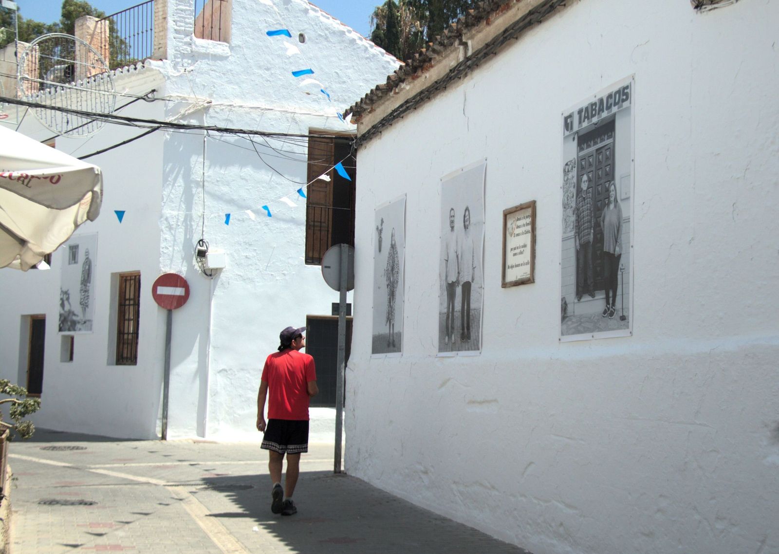 Una persona pasa por una de las calles de La Caleta en una imagen de archivo
