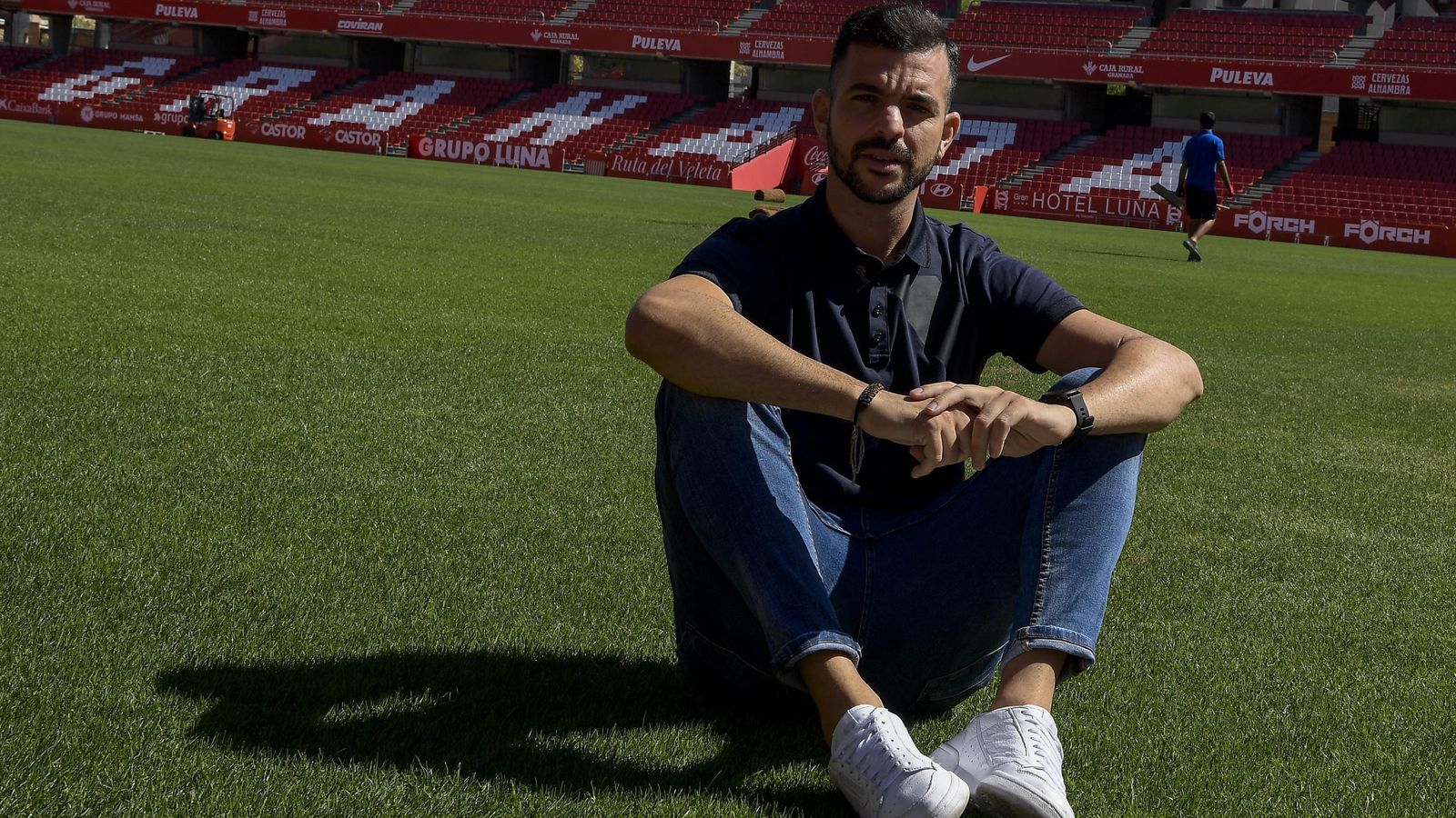 El técnico, en el césped de Los Cármenes.