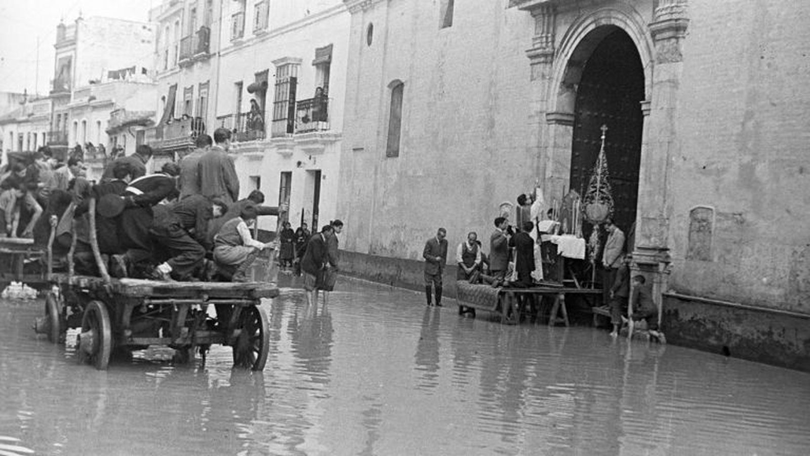 Misa en la iglesia de la O de la calle Castilla durante la riada que asoló Triana en febrero de 1947.