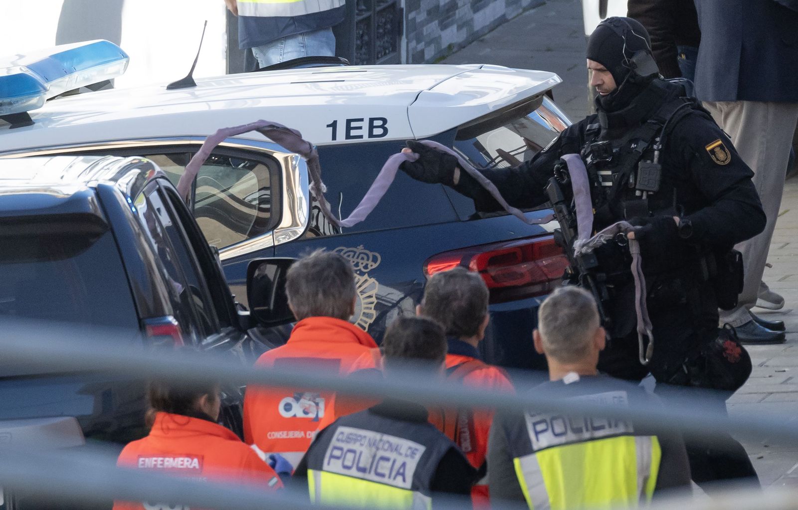 Las imágenes del despliegue policial por un hombre que se ha atrincherado en Camas