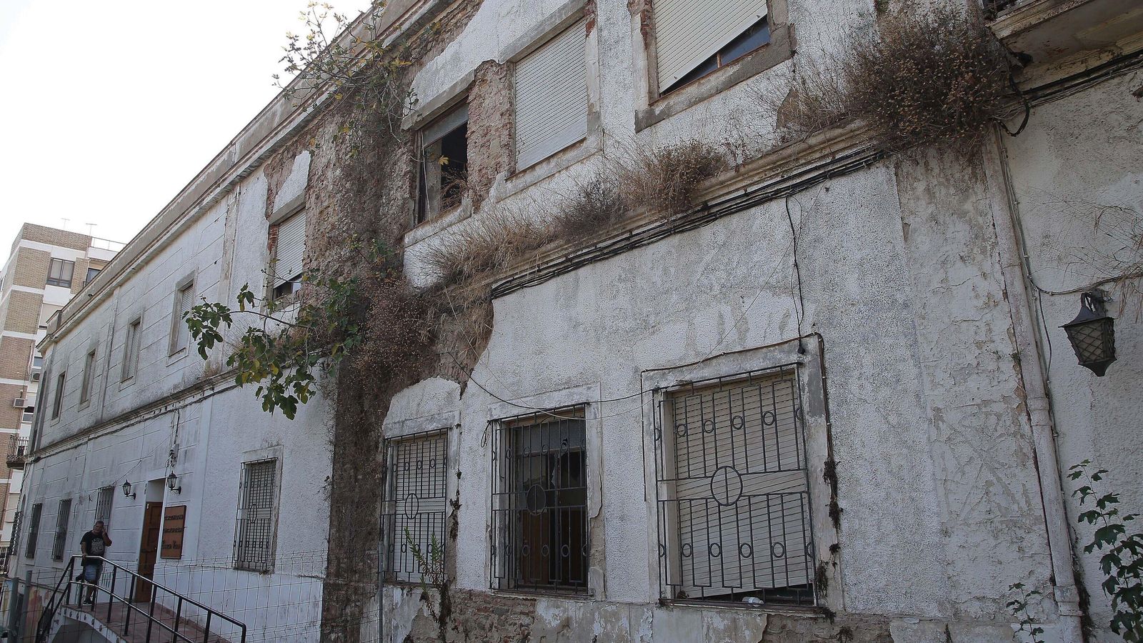 Fachada dañada del asilo San José de Algeciras