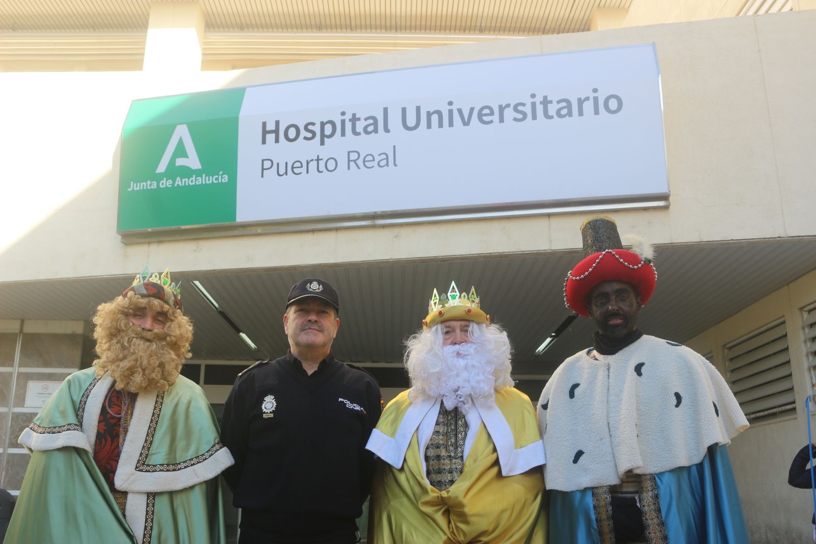 La visita de los Reyes Magos al Hospital de Puerto Real en imágenes