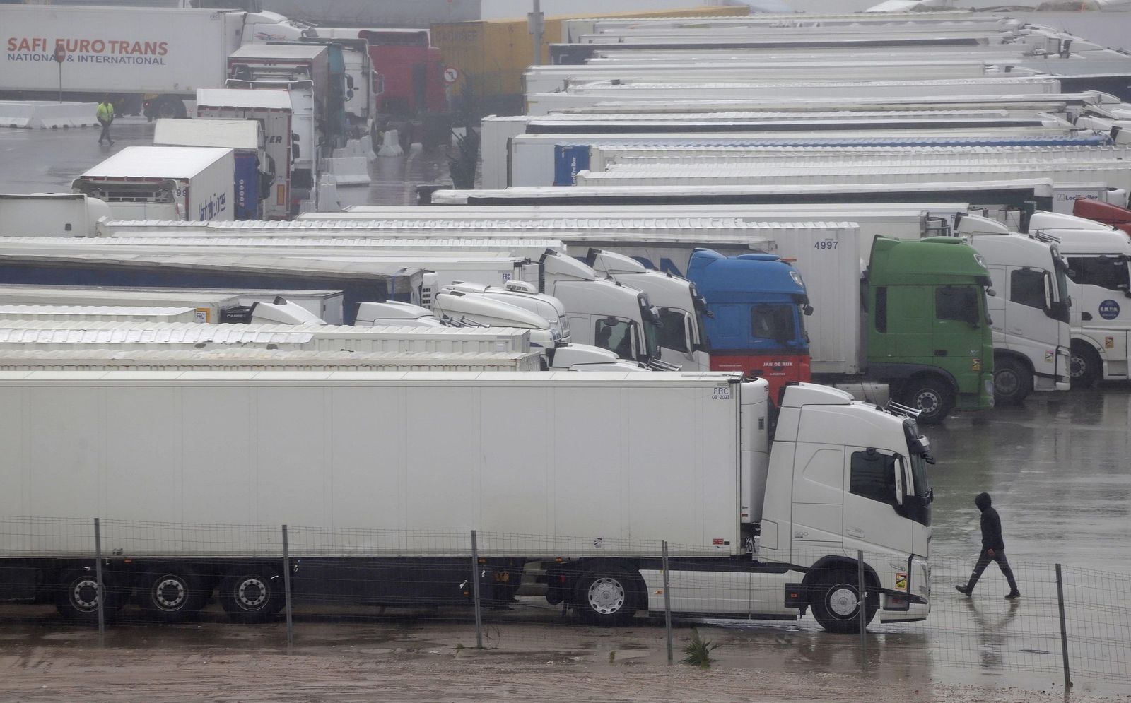 Fotos de la borrasca Joseph: Rachas de 100 km/h cierran el Estrecho y colapsan el Puerto de Algeciras