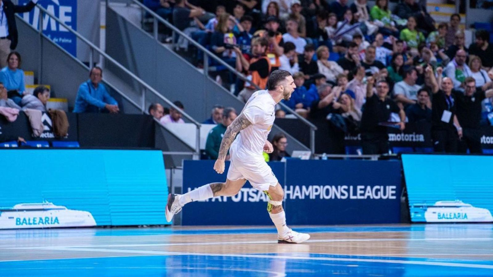 Eric Panés celebra uno de sus goles en Son Moix.