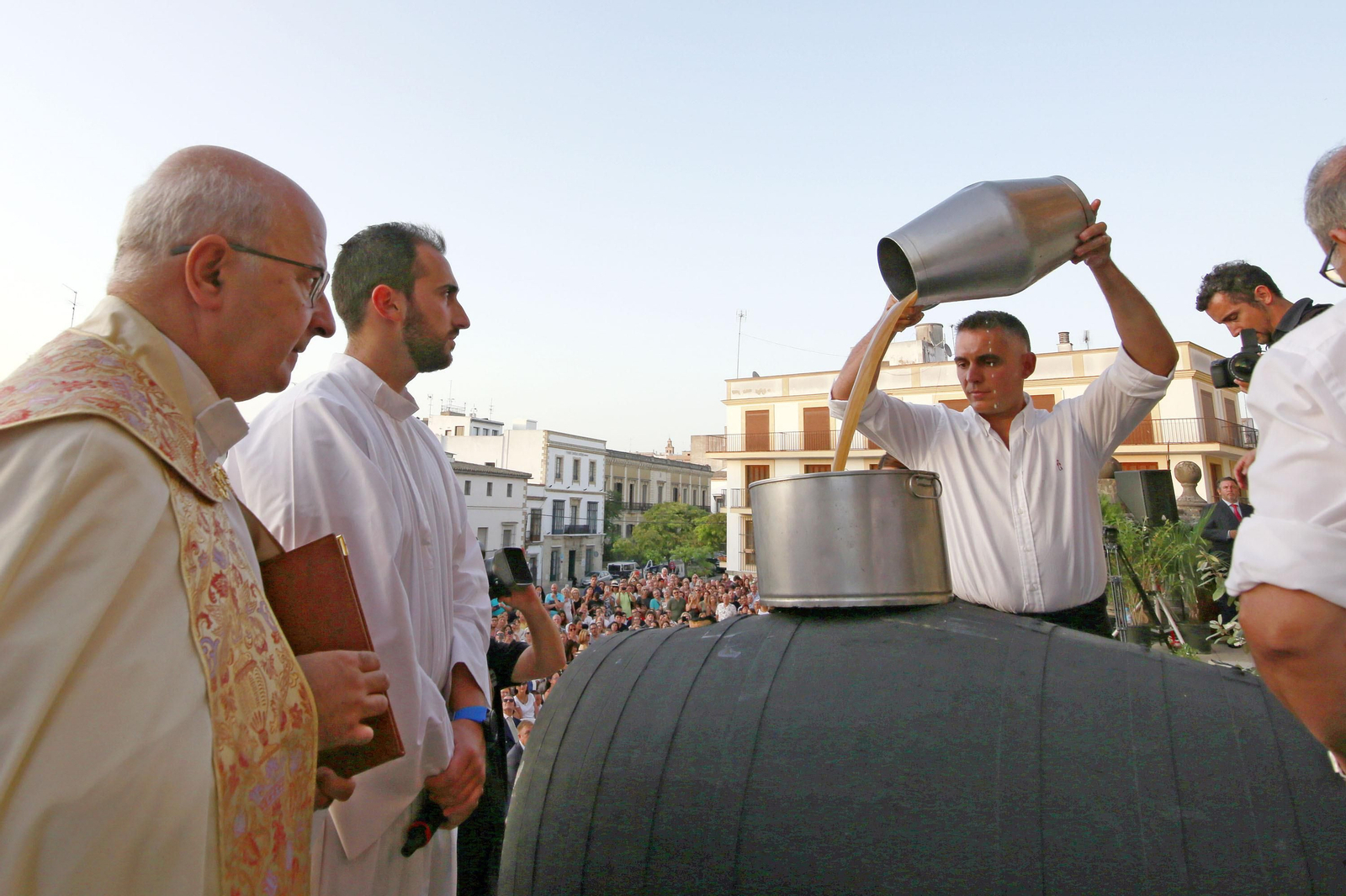 El mosto es depositado en la bota situada en el reducto de la Catedral y es bendecido por el deán de la Catedral, Antonio López